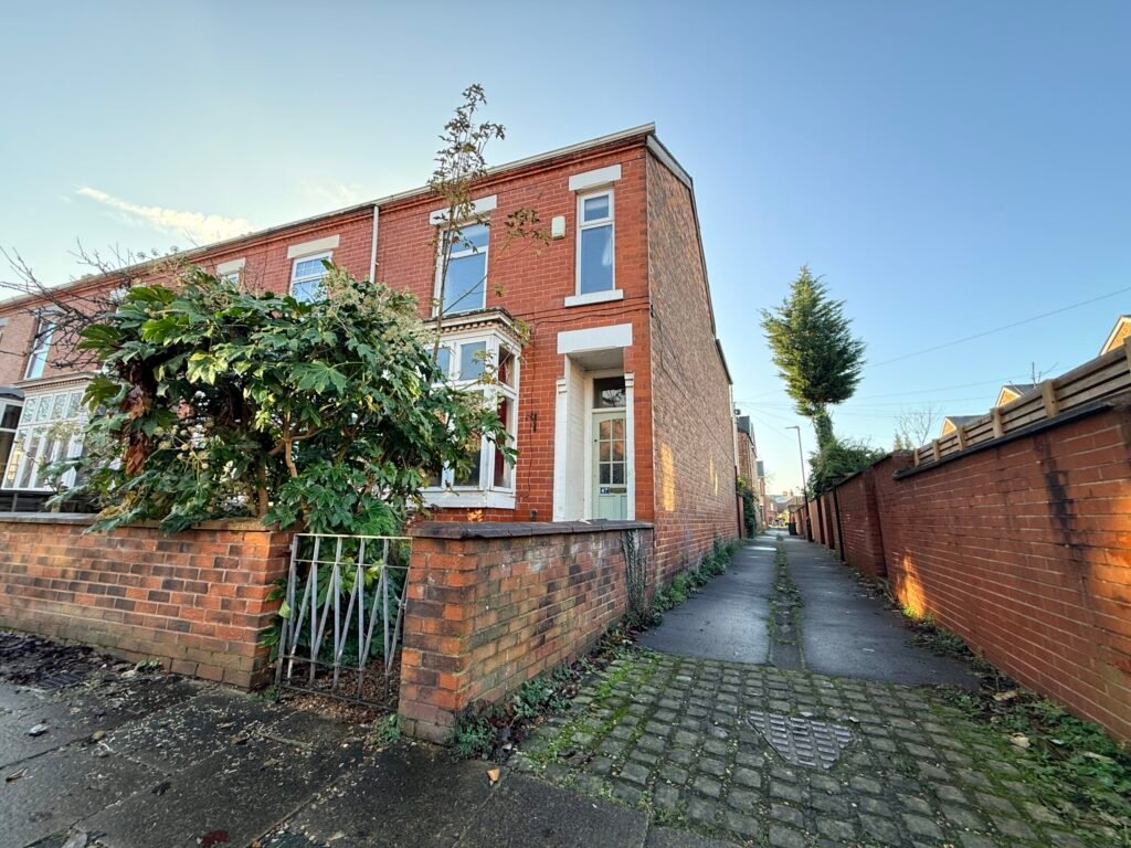 property to let old trafford manchester