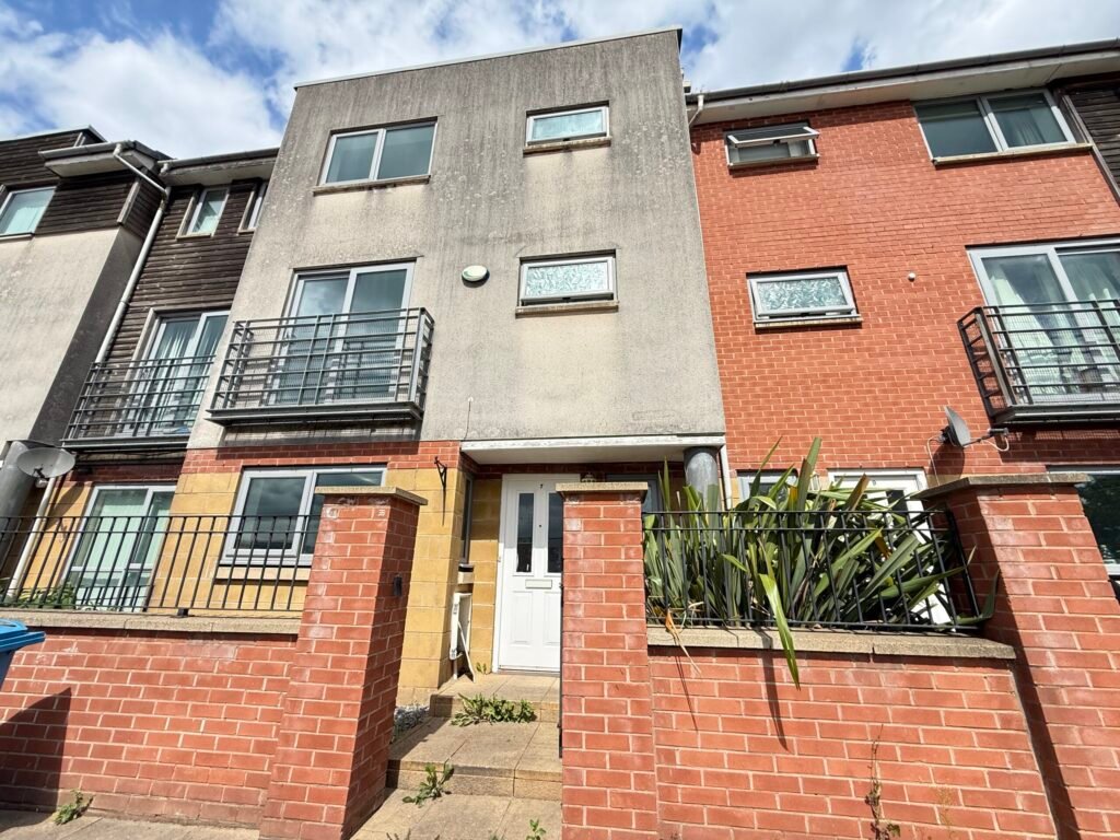 town house to rent manchester clayton