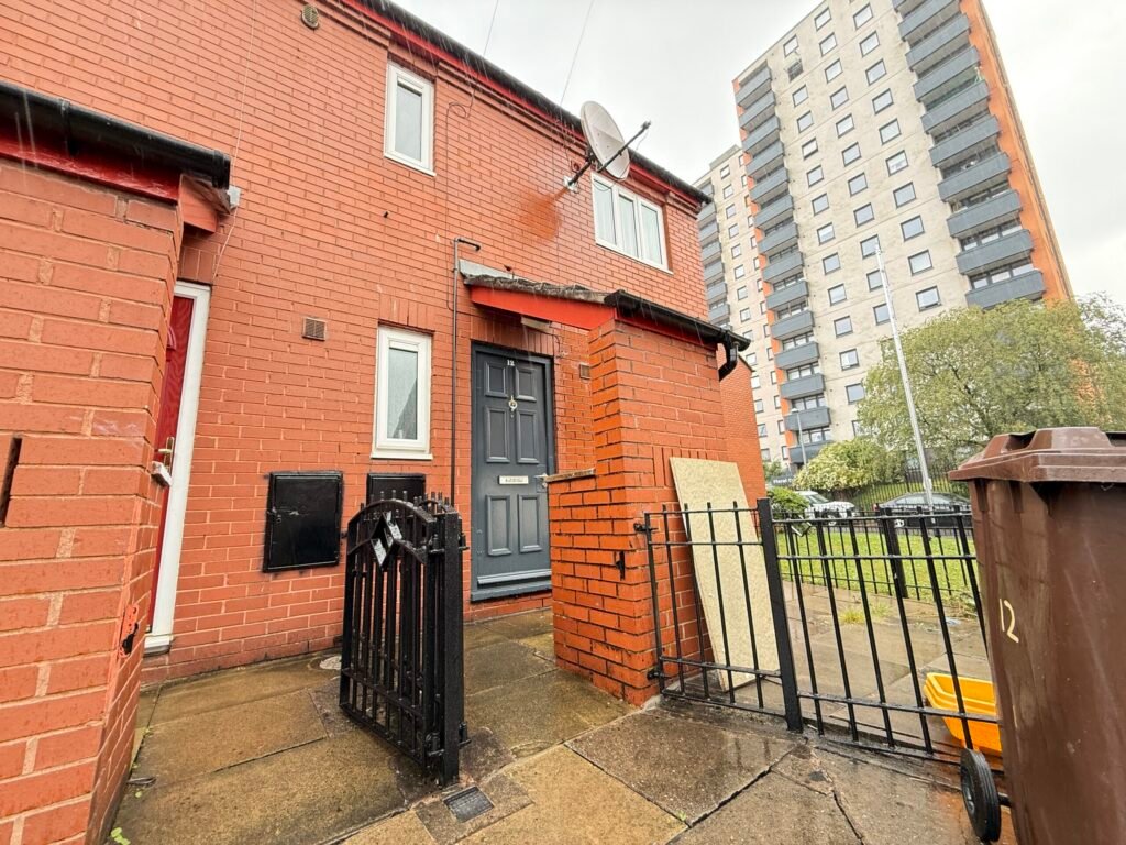 self contained flat to rent salford